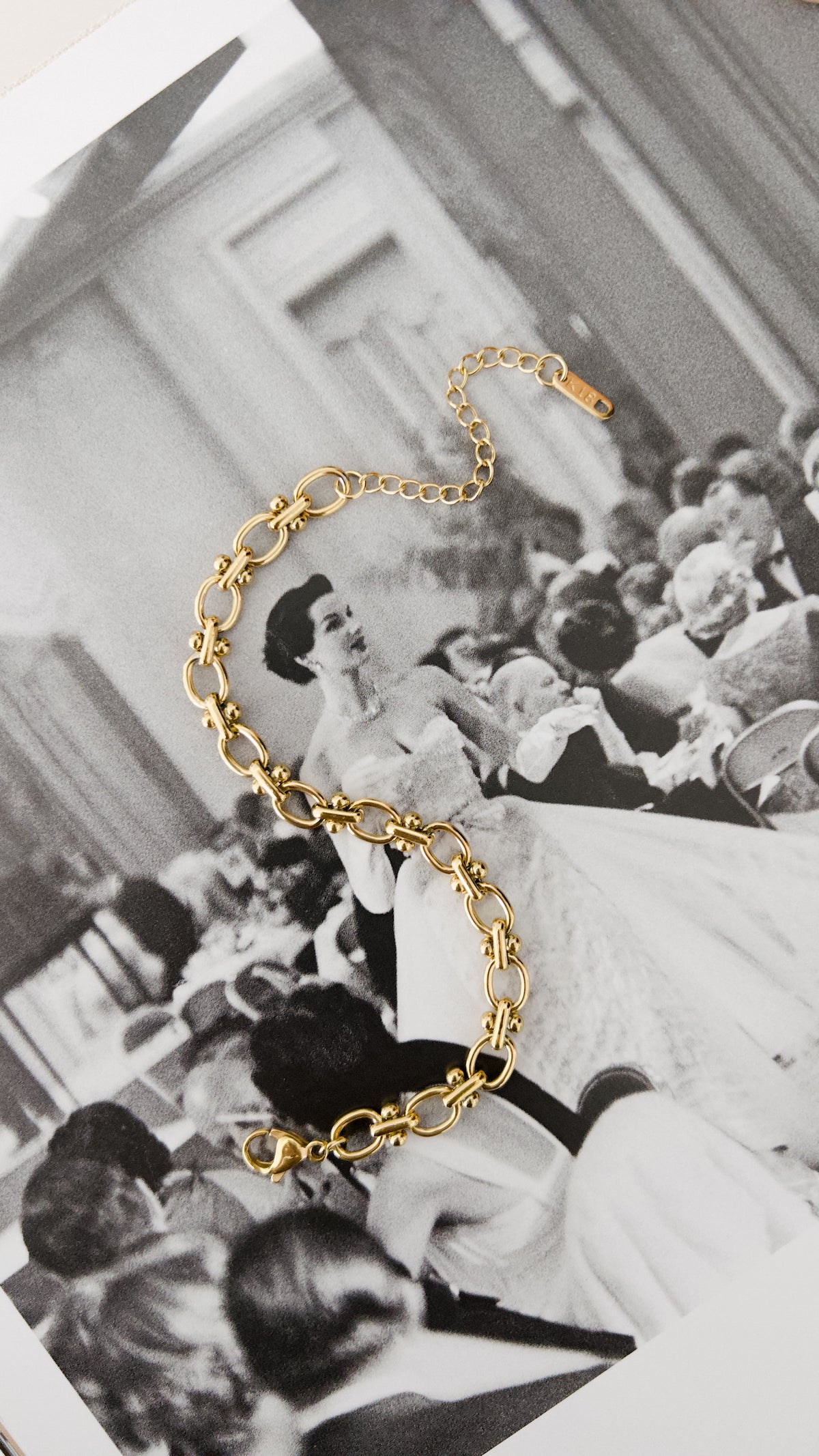 OVAL LINK STATEMENT BRACELET