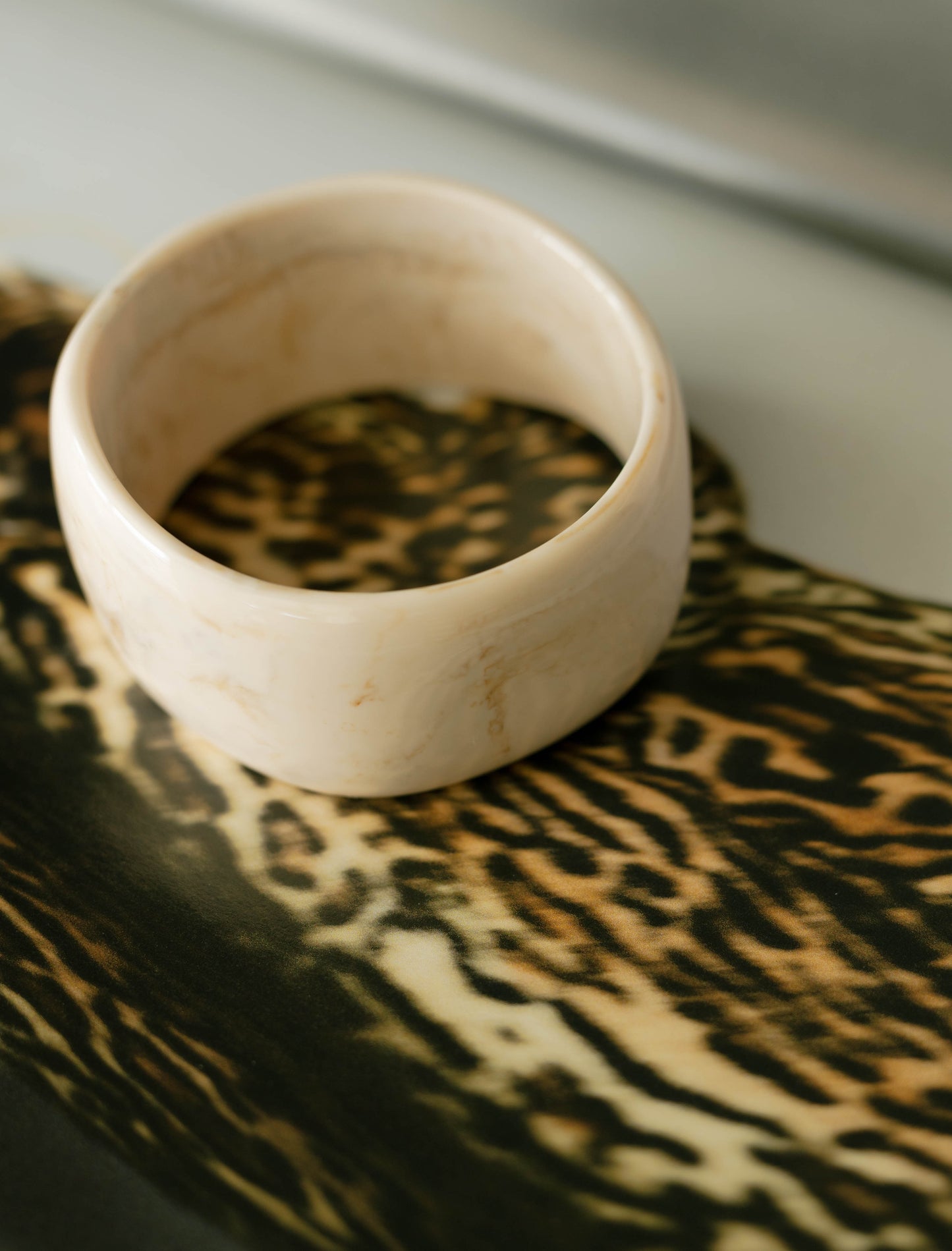 Sculpted Resin Bangle – Cream Smoke