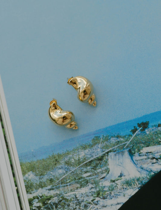 Luna Shell Stud Earrings - Gold