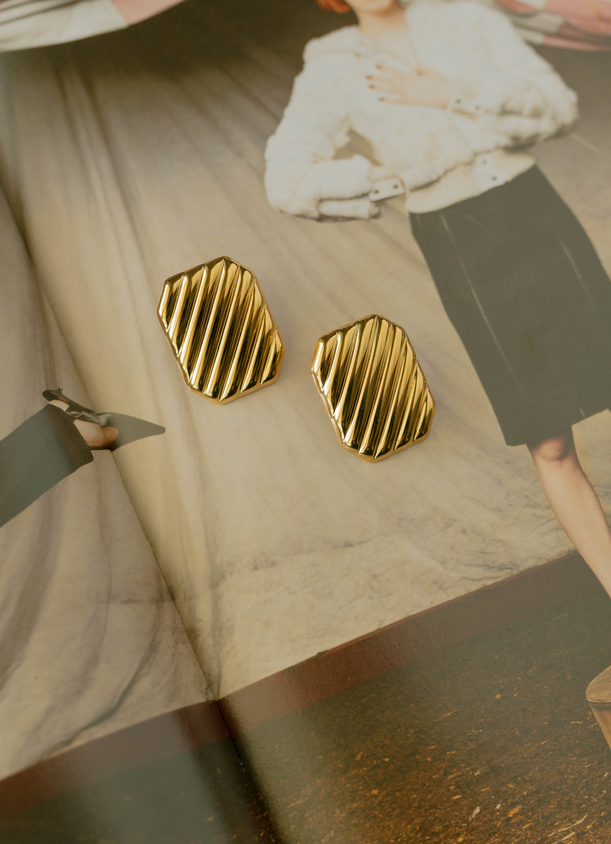 Sculpted Pleat Studs