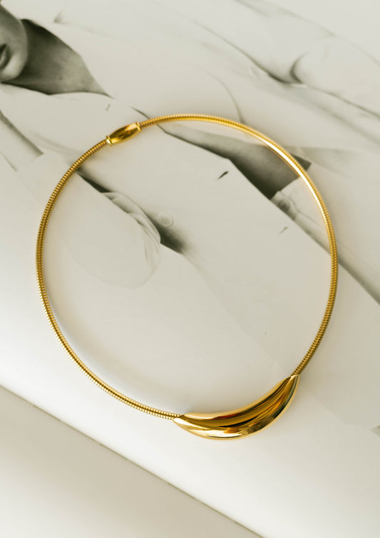 Sculpted Curve Necklace – Gold